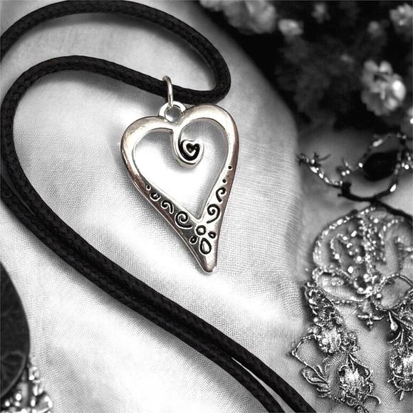 5 For $25 💫Silver Hippie Groovy Gypsy Heart Pendant Necklace - Picture 1 of 4